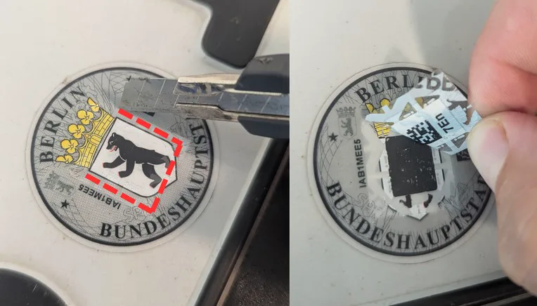 Stempelplakette am Kennzeichen vor und nach dem Entfernen der Abdeckung